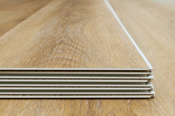 Vrstvy vinylové podlahy: Co tvoří jádro podlahy, co je PUR vrstva | Breno